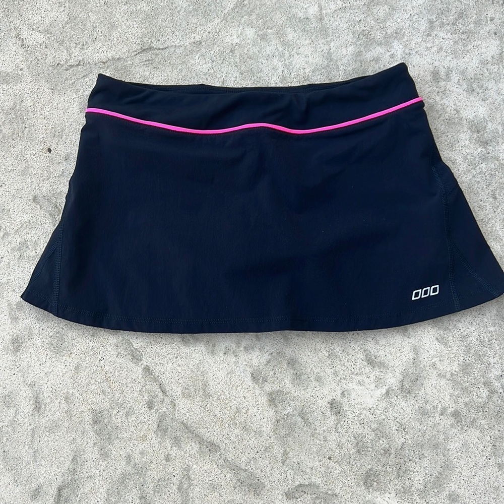 Lorna Jane Black Skort lined with Hot pink Short and Pleated Back Size S